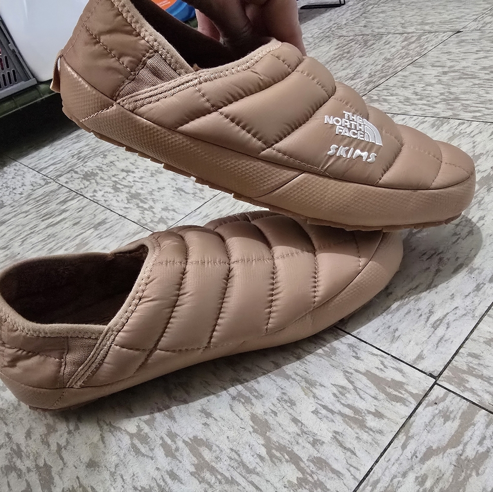 SKIMS x The North Face Wmns Thermoball Traction Mule 5 'Ochr